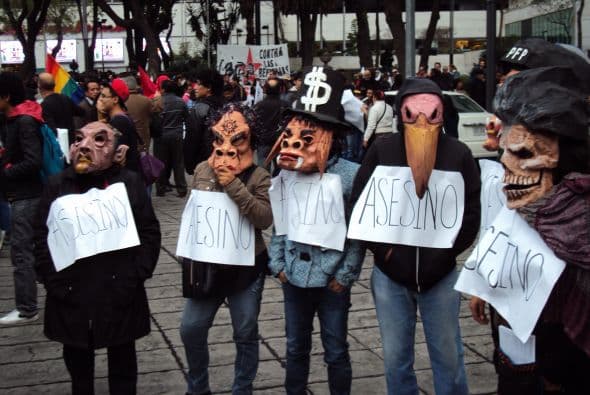 Las máscaras también fueron utilizadas por algunos manifestantes.
