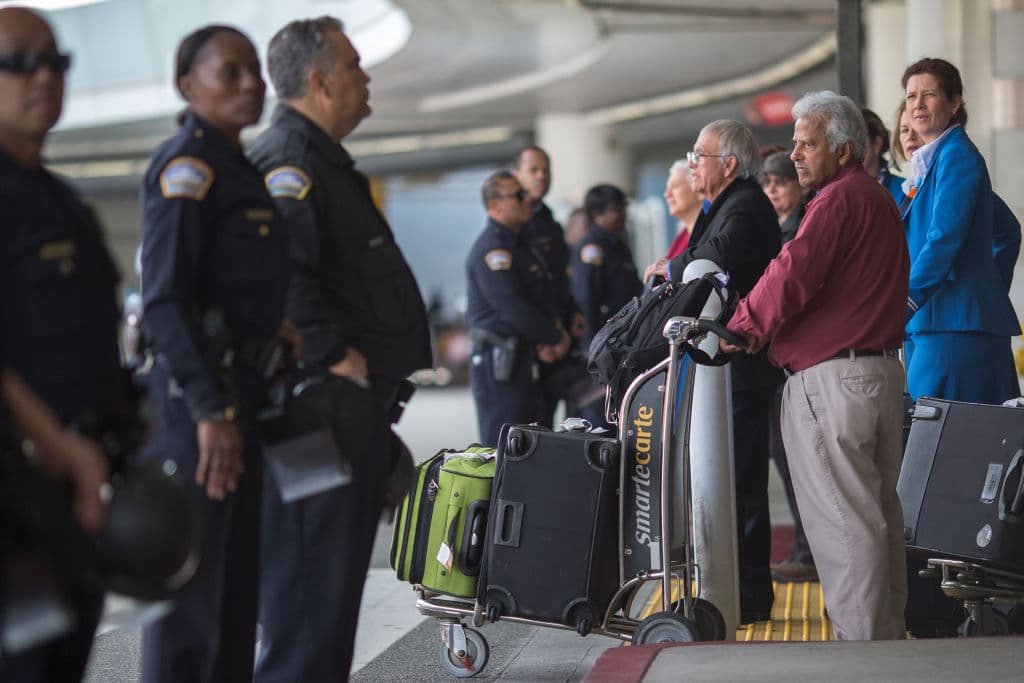 Tenga en cuenta que se desplegarán dispositivos de seguridad en las instalaciones de LAX.