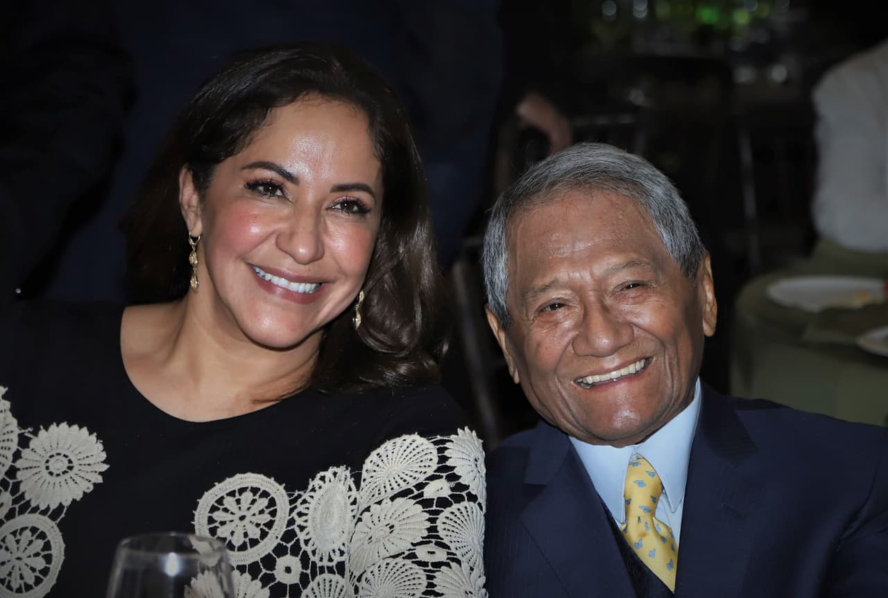 "Me regaló unos vestidos, me invitó a cenar, tomamos una copa de vino, la pasamos increíble, me dijo: 'Ha sido la 
<b>mejor luna de miel que me has dado</b>'. Eso fue el 28 de noviembre y al mes fallece".
<br>