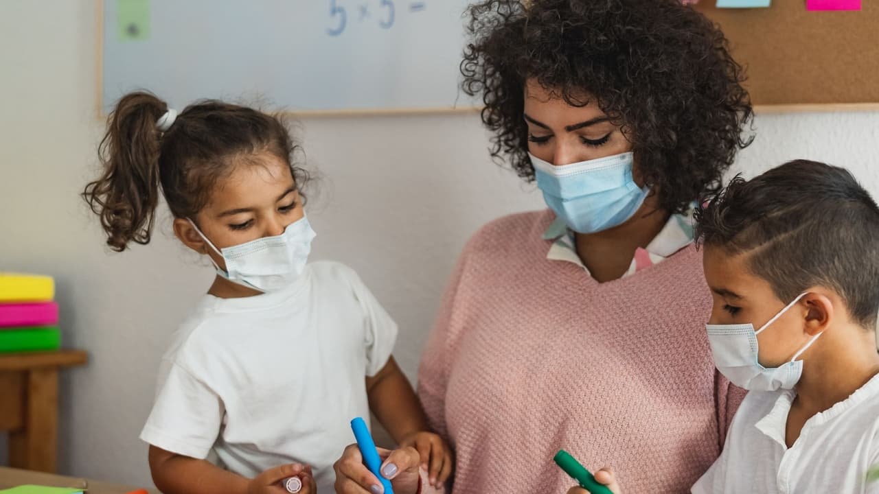 Su plan es que
<b>para este 28 de febrero el uso de las mascarillas en los campus del Dallas ISD pase a nivel de recomendación</b> y dejar atrás el uso obligatorio.