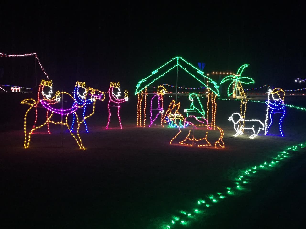 <b>Holiday Lights at Veteran’s Park</b>
<br>
<b>Fechas</b>: 18 de noviembre al 31 de diciembre
<br>
<b>Lugar</b>: Veteran’s Park. 7345 Cumming Hwy. Canton, GA
<br>
<b>Sitio web</b>:
<a href="https://www.facebook.com/HolidaylightsatVeterans/">https://www.facebook.com/HolidaylightsatVeterans/</a>
<br>
<br>Conduce a través de este espectáculo de luces navideñas de dos millas con un túnel, árboles y más sorpresas.