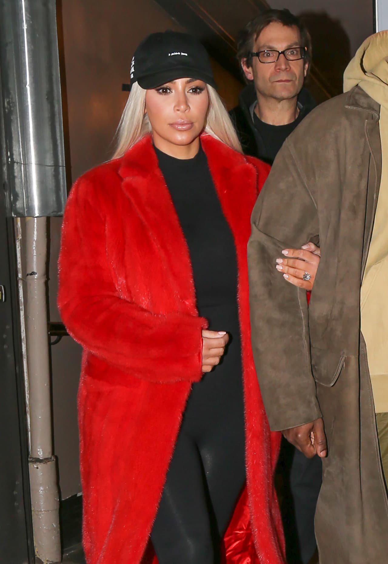 A Kim le encanta ser el centro de las miaradas.