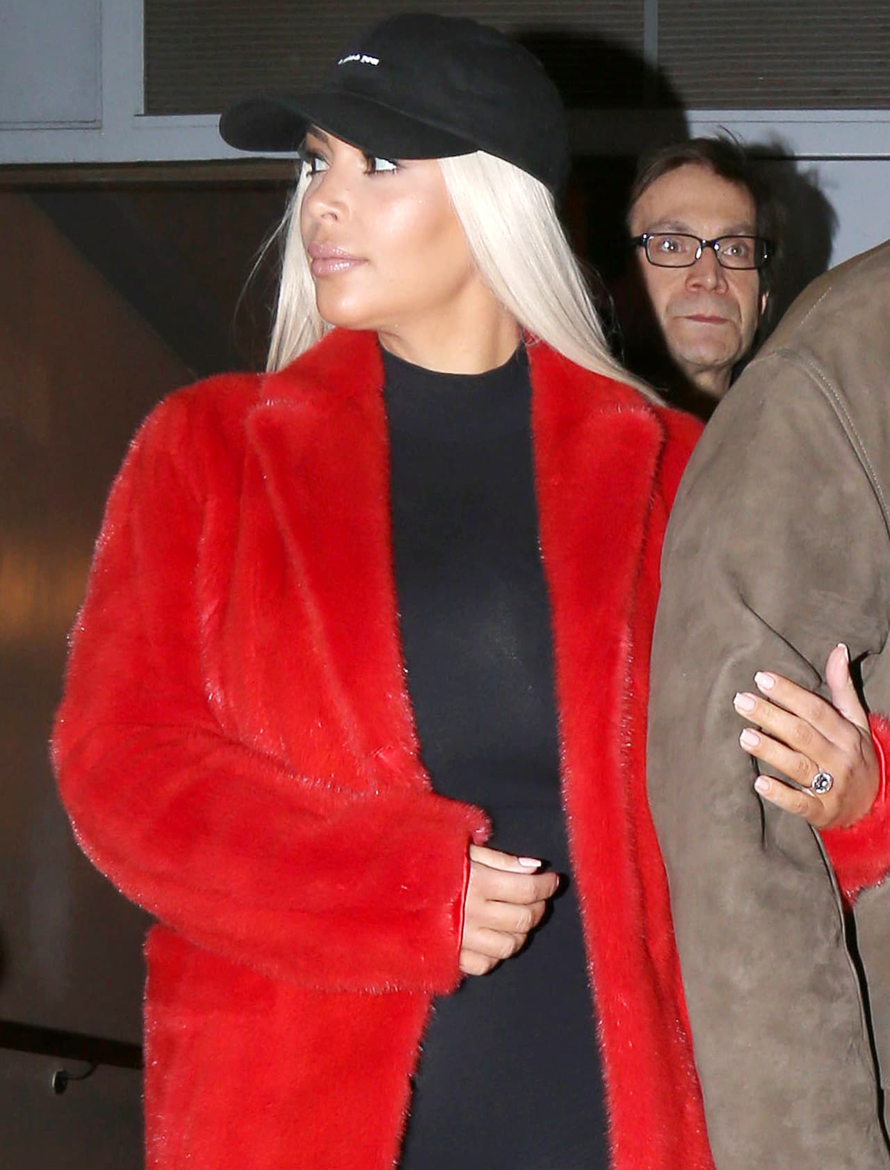 Y Kim no se separa de su amado.