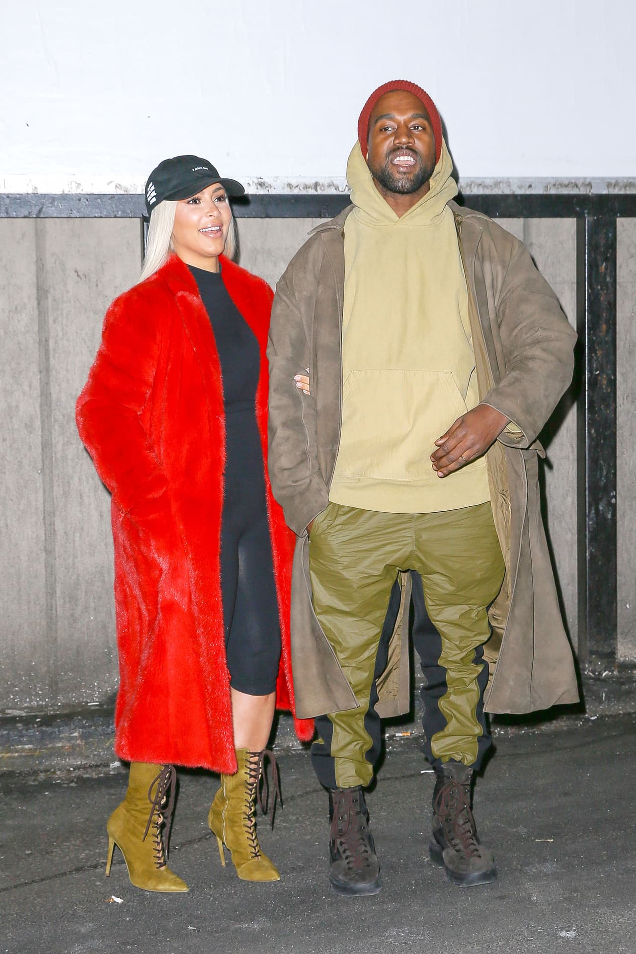 Están tan felices que Kanye hasta fue captado sonriendo.