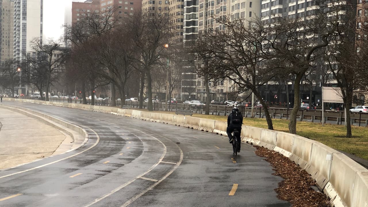 Algunos de los residentes de Chicago rodearon, movieron o ignoraron los obstáculos de la ciudad que impedían su paso.
