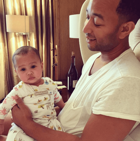 Luna está próxima a cumplir un año de edad y ya es toda una celebridad en las redes sociales de sus famosos padres, John Legend y Chrissy Teigen.