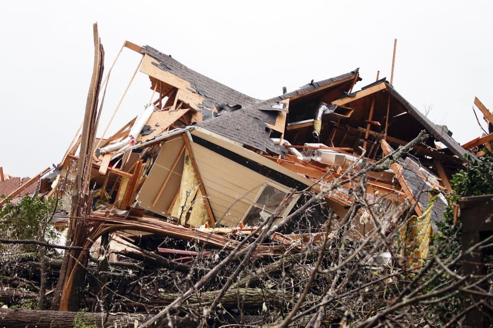 Esta casa quedó totalmente destruida después de que un tornado tocó tierra al sur de Birmingham, en Alabama, en la comunidad de Eagle Point, causando múltiples destrozos. La gobernadora del estado, Key Ivey,
<a href="https://twitter.com/GovernorKayIvey/status/1375206674970071043?s=20" target="_blank">emitió una declaración de emergencia</a> mientras los meteorólogos advertían que
<b>era probable que hubiera más tornados en camino</b>.