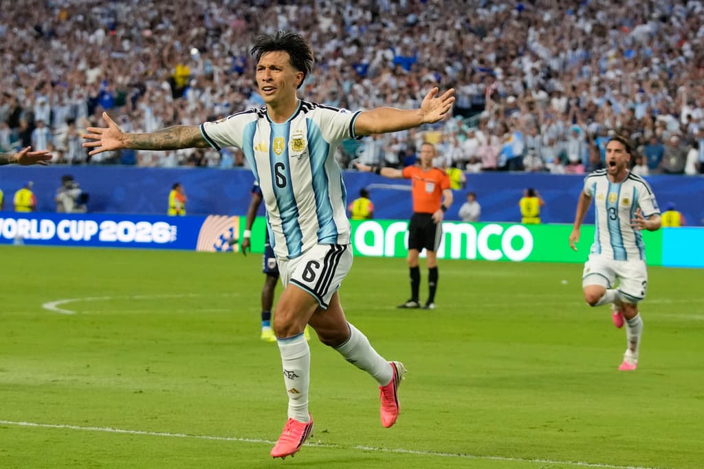 Lisandro Martínez, de Argentina, celebra el segundo gol ante Cabo Verde.