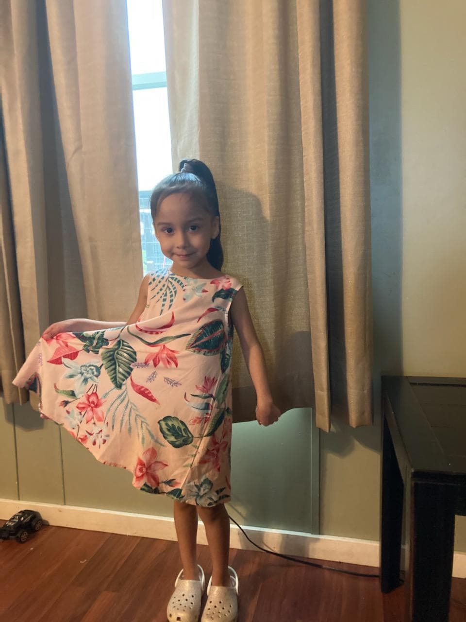 El vehículo en el que viajaba 
<a href="https://www.univision.com/local/san-antonio-kwex/recuperacion-cuerpo-mujer-muuerte-inundaciones-san-antonio-lluvias-muertes-tormenta-pamela-north-graytown-road-fm-1518-fm-1346" target="_blank">Alyssa Laymen</a>, una niña de 5 años, entró al 
<a href="https://www.univision.com/local/san-antonio-kwex/consejos-seguridad-inundaciones-texas-sanantonio-fotos">agua estancanda en la calle</a> North Graytown a las 7 de la mañana.