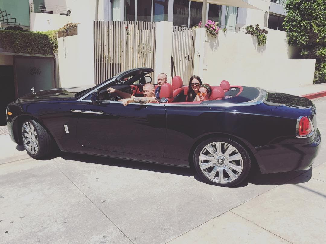 Por el lado del deporte, podemos contar al luchador de UFC 
<b>Conor McGregor</b>, quien es propietario de un 
<b>Rolls Royce Phantom Drophead</b>, valuado en casi medio millón de dólares.