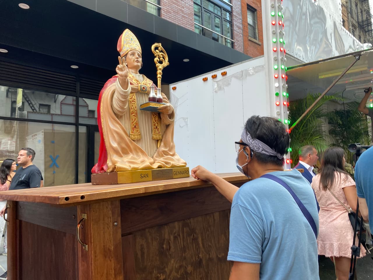 San Gennaro es venerado por miles de fieles que asisten para agradecer y rezar ante su imagen.