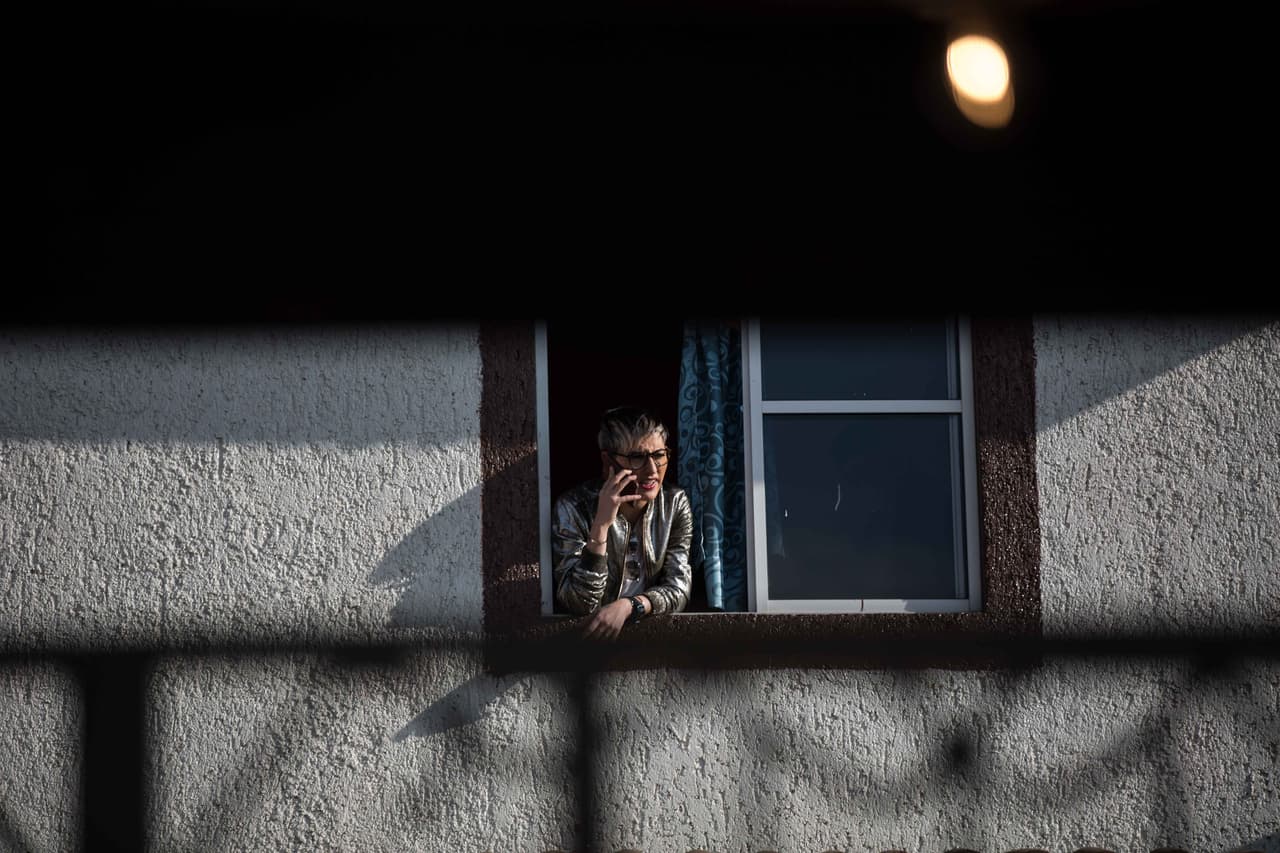 Maca Carriedo, del programa Hoy de Televisa, se asoma por la ventana de la casa de los Ibarra la mañana del festejo mientras maquillan a Rubí. Después de una guerra mediática por conseguir derechos exclusivos a los XV de Rubí, Televisa fue la única televisión con acceso privado a la familia.