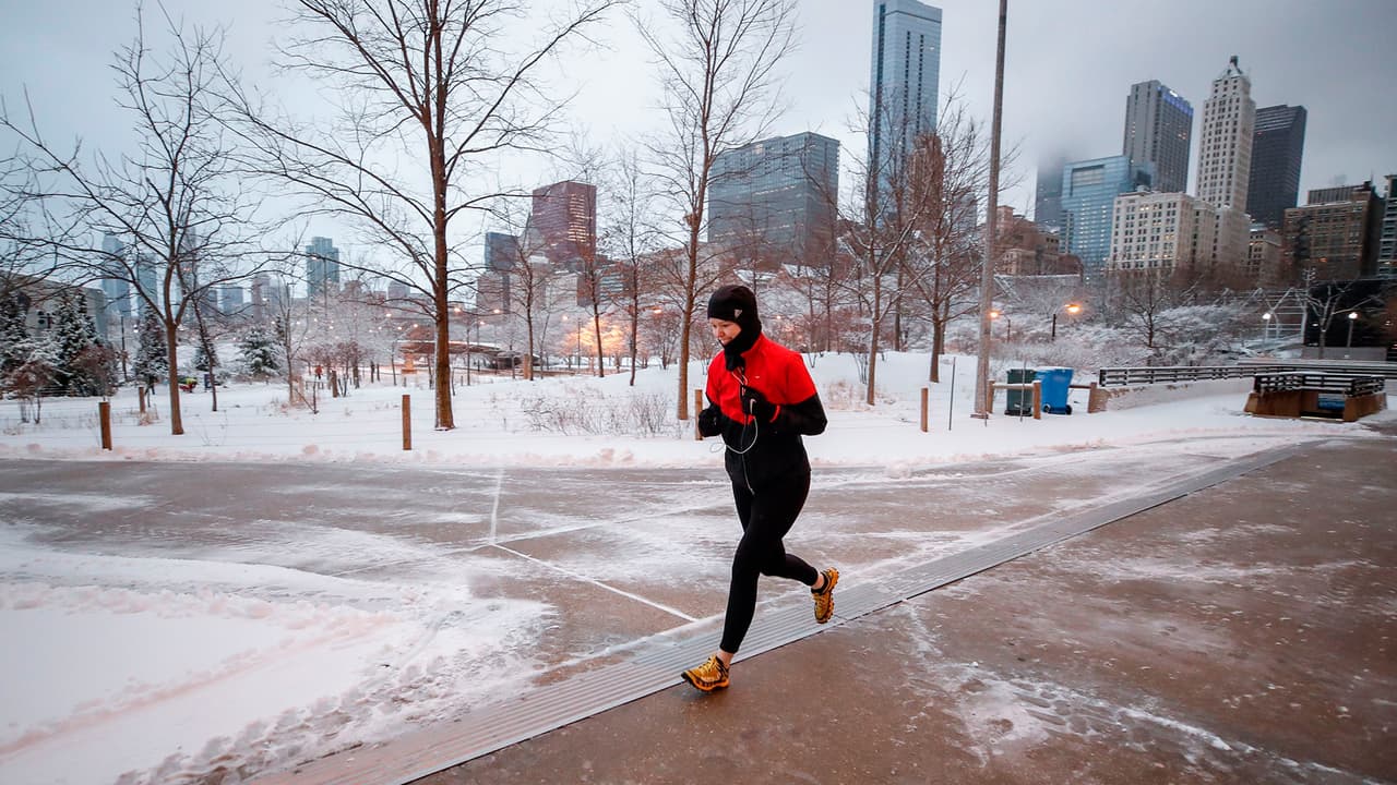 Elevan nivel de vigilancia a aviso por tormenta invernal en Chicago e Illinois: esto es lo que significa
