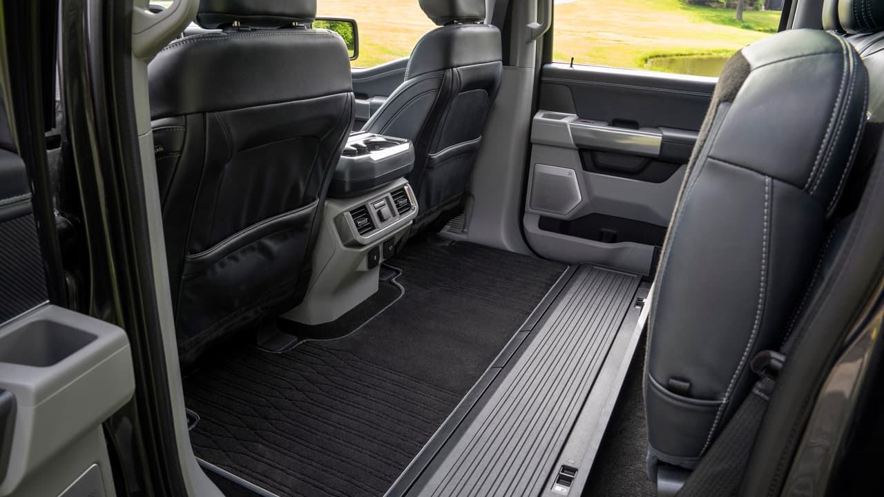 Como siempre, la parte trasera de la Ford F-150 2021 ofrece un area de carga cubierta de piso plano.