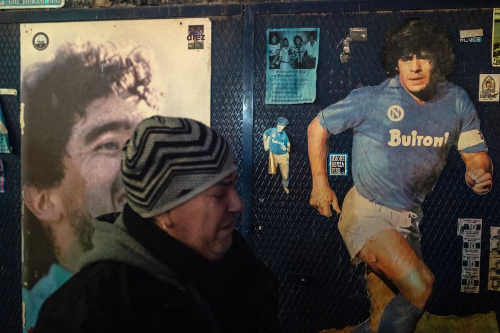 Así viven la muerte de Diego Armando Maradona en San Paolo.