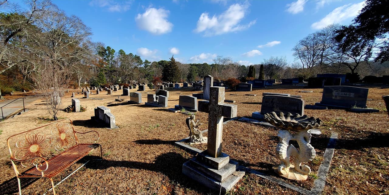 <b>Decatur</b>
<br>
<b>Sitio web</b>: 
<a href="https://www.decaturga.com/">https://www.decaturga.com/</a> 
<br>
<b><a href="https://maps.app.goo.gl/em9hTHVDgzfFJZzk8">Cómo llegar</a> </b>
<br>
<br>Decatur, al este de Atlanta, también tiene leyendas oscuras. Tours ofrecen visitas a algunas de las casas más antiguas de la ciudad que se dice que están embrujadas y a un cementerio de la Guerra Civil durante todo el año.