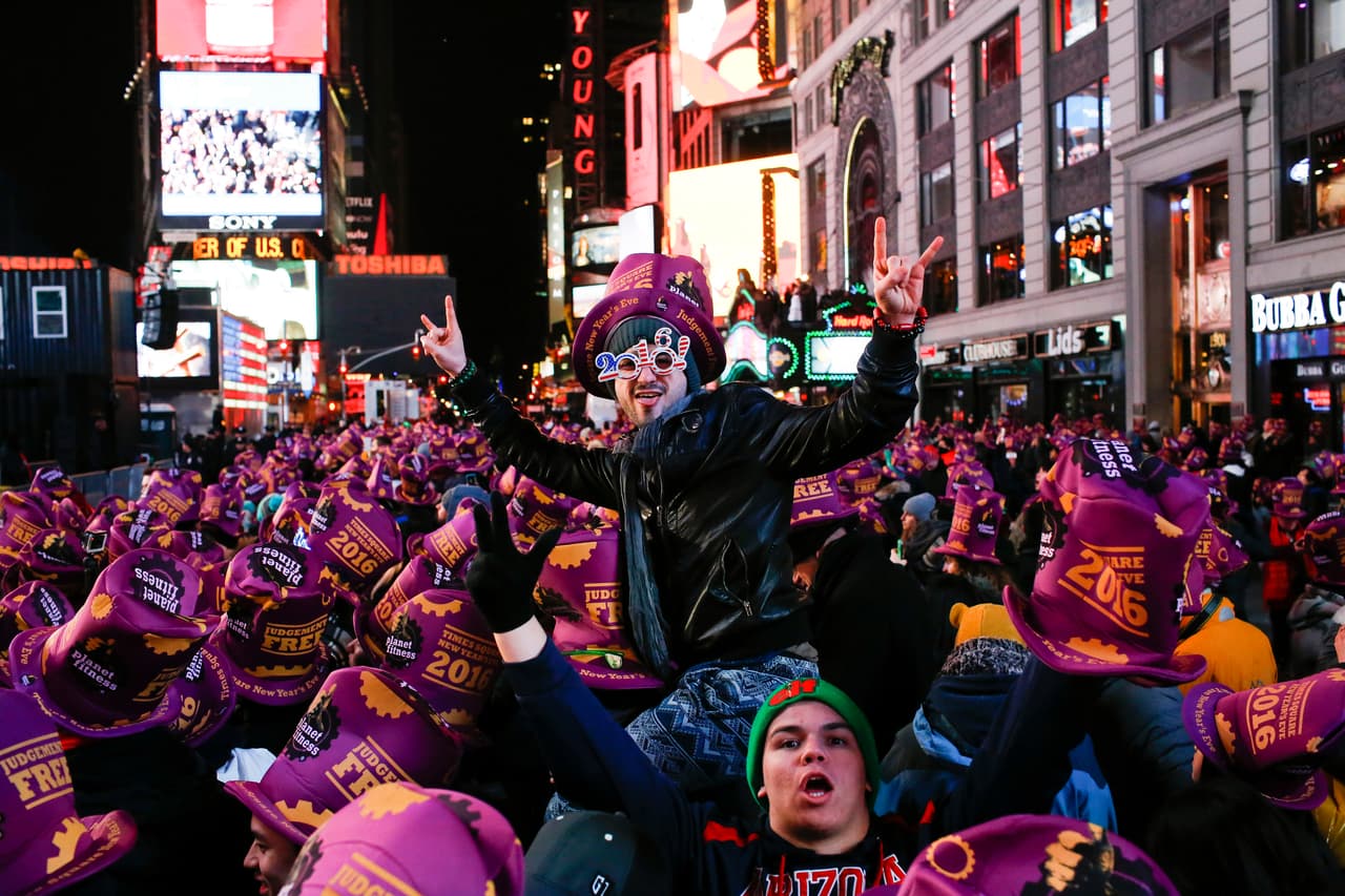 La gente en Nueva York, lista para recibir a 2016.
