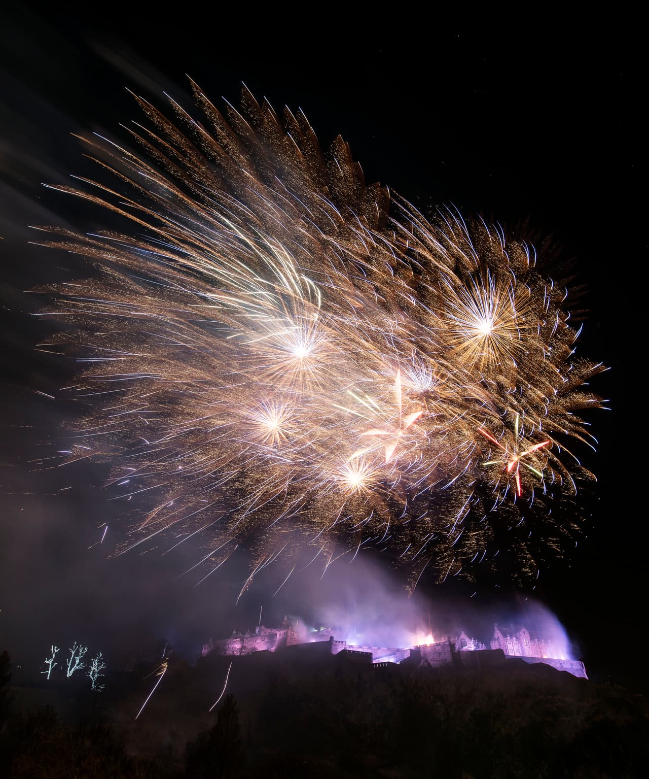 Los fuegos artificiales en Edimburgo, Escocia.