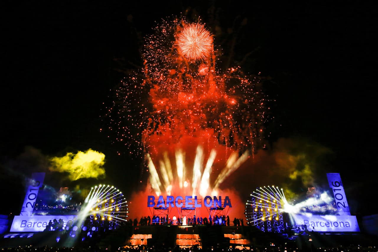 Luces y fuegos artificiales en Barcelona, España.