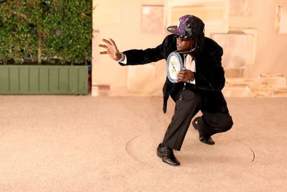 Te llevamos detrás de cámaras y mira todo lo que pasó mientras tus artistas desfilaban por la alfombra verde. 