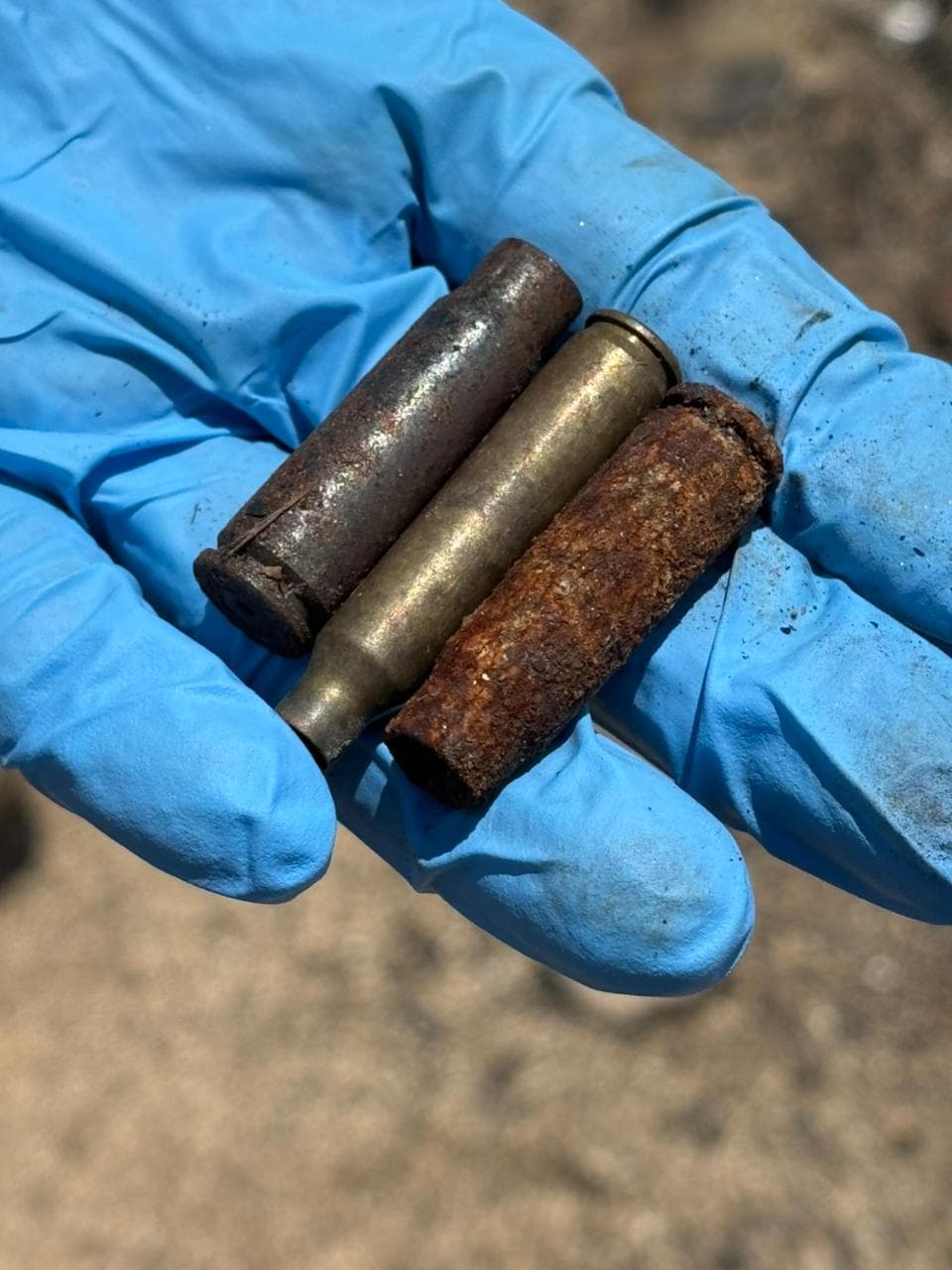 Se recuperaron además 
<b>varios casquillos, algunos útiles y otros percutidos</b>.