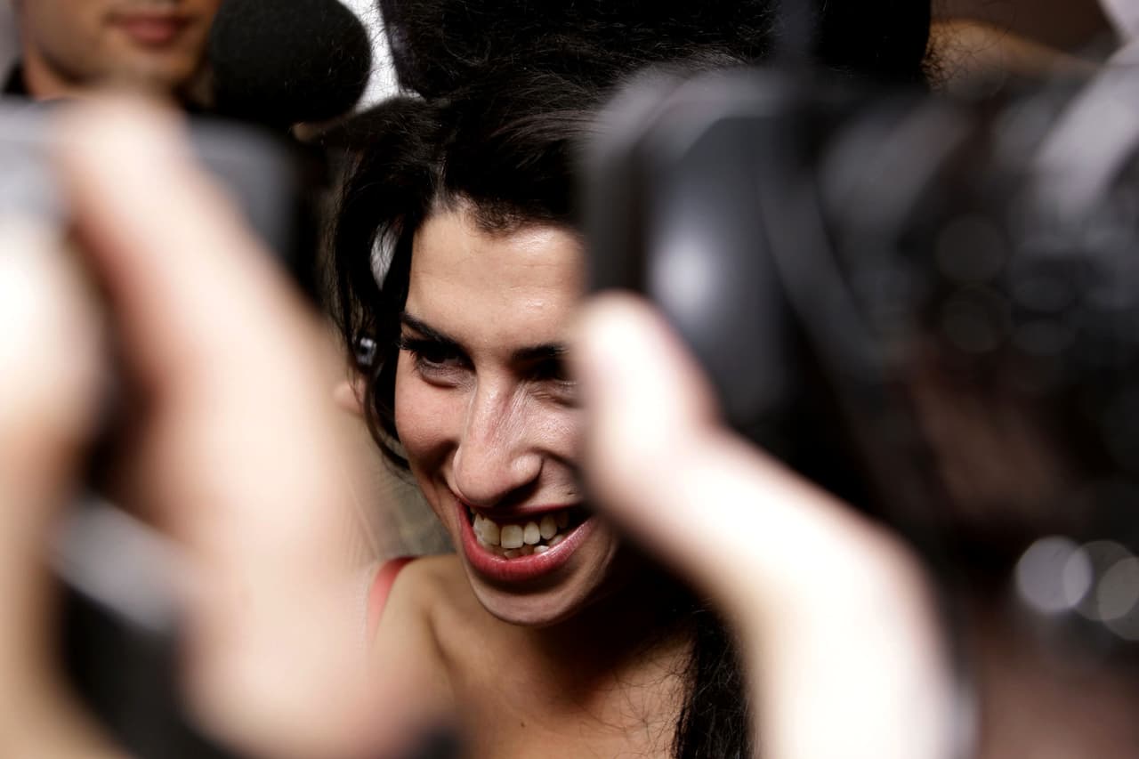 Tras su divorcio, la cantante parecía estar intentado relanzar su imagen y carrera. Pero un mes antes de su muerte, 
<b>Winehouse canceló una gira de regreso a Europa después de que se tambaleara y arrastrara las palabras al tratar de cantar una canción en su primer show en Belgrado, capital de Serbia.</b> Abucheada en el escenario, se fue y luego sus representantes dijeron que se tomaría un tiempo libre para recuperarse.
<br>
<br>
<br>
