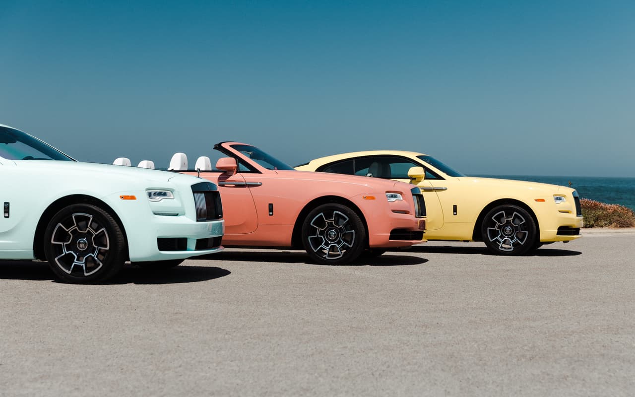 El Ghost luce un color verde suave, le acompaña el Dawn con un coral sólido y, por último, el Wraith en un amarillo vibrante. Los diseñadores de 
<a href="https://www.univision.com/carros/marcas-de-carro/rolls-royce" target="_blank">Rolls Royce</a> en Goodwood, Inglaterra fueron los encargados de crear esta colección de colores exclusivos.
<br>