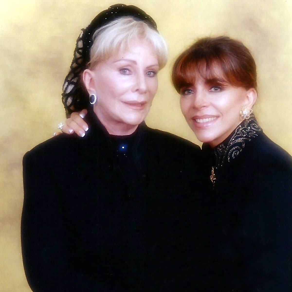 <b><a href="https://www.univision.com/famosos/muere-la-madre-de-veronica-castro-a-los-85-anos-fotos" target="_blank">La muerte de Socorro Castro</a></b>, madre de
<b>Verónica Castro</b> y del productor
<b>José Alberto 'El Güero' Castro</b>, provocó que la actriz y cantante mexicana tomara una decisión importante con su testamento.