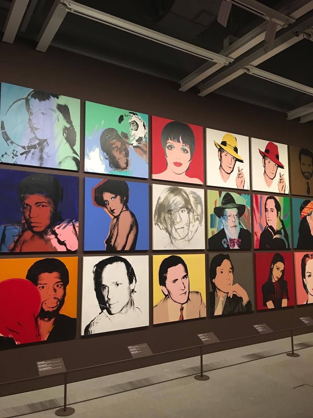 La compilación de retratos de personalidades de Andy Warhol que se presenta en el Whitney Museum of American Art.