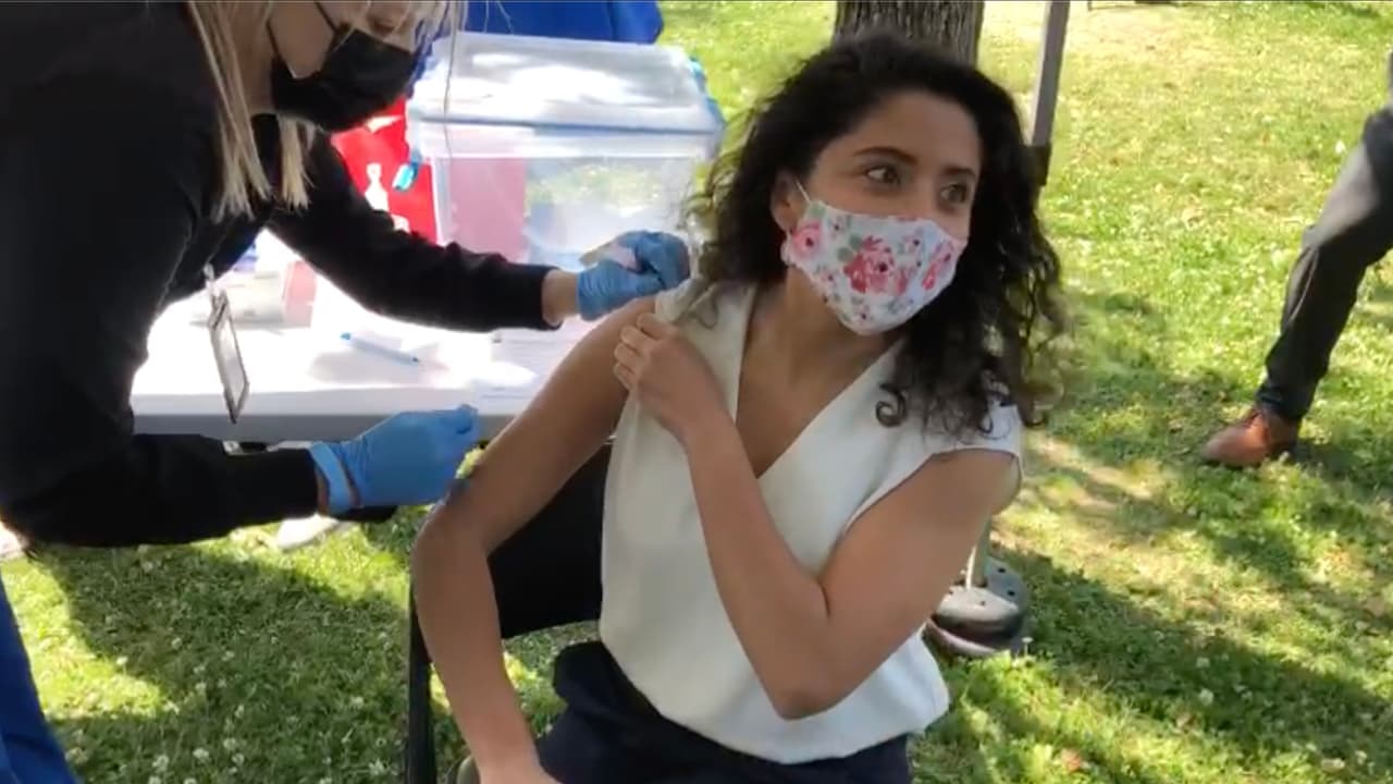 “Estoy muy emocionada”: juez del condado Harris, Lina Hidalgo al recibir la vacuna contra el coronavirus