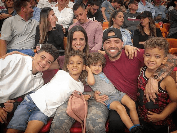 En 2016, dos años después de su unión matrimonial, dieron la bienvenida a 
<b><a href="https://www.univision.com/entretenimiento/de-familia-numerosa-mira-como-lucen-los-cuatro-hijos-de-nacho-mendoza-fotos">su tercer hijo, Matías</a></b>. Nacho tiene un hijo mayor producto de una relación previa.