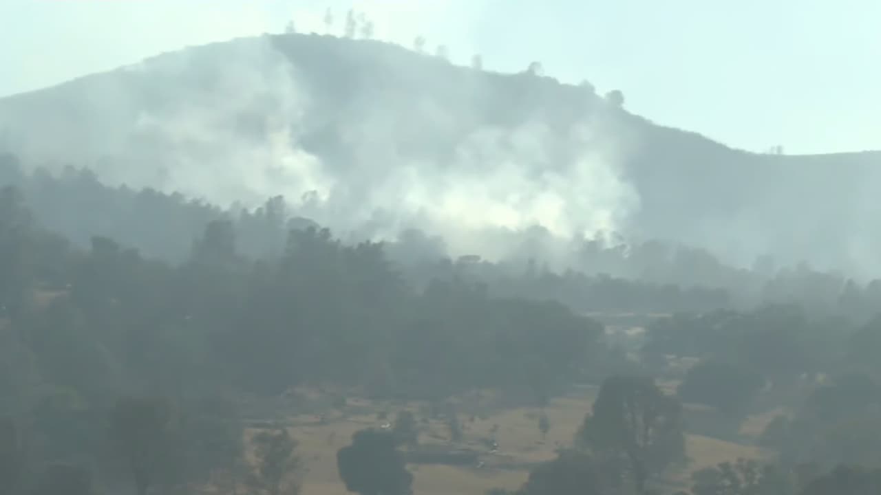 Condado de Calaveras declara estado de emergencia por voraz incendio forestal sin contención