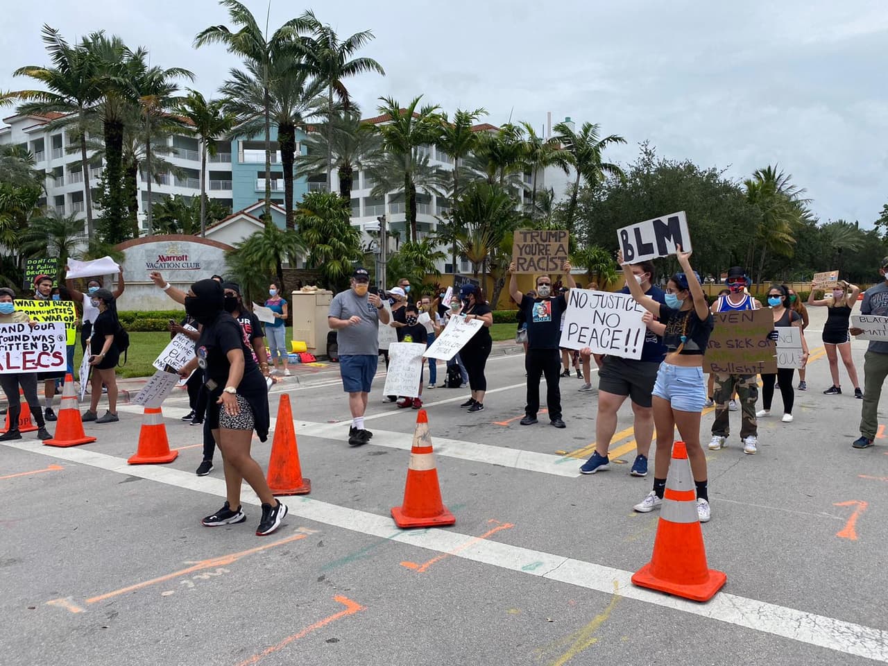 Un grupo de personas se reunió frente al Trump National Doral exigiendo justicia social como consecuencia de la muerte de George Floyd.