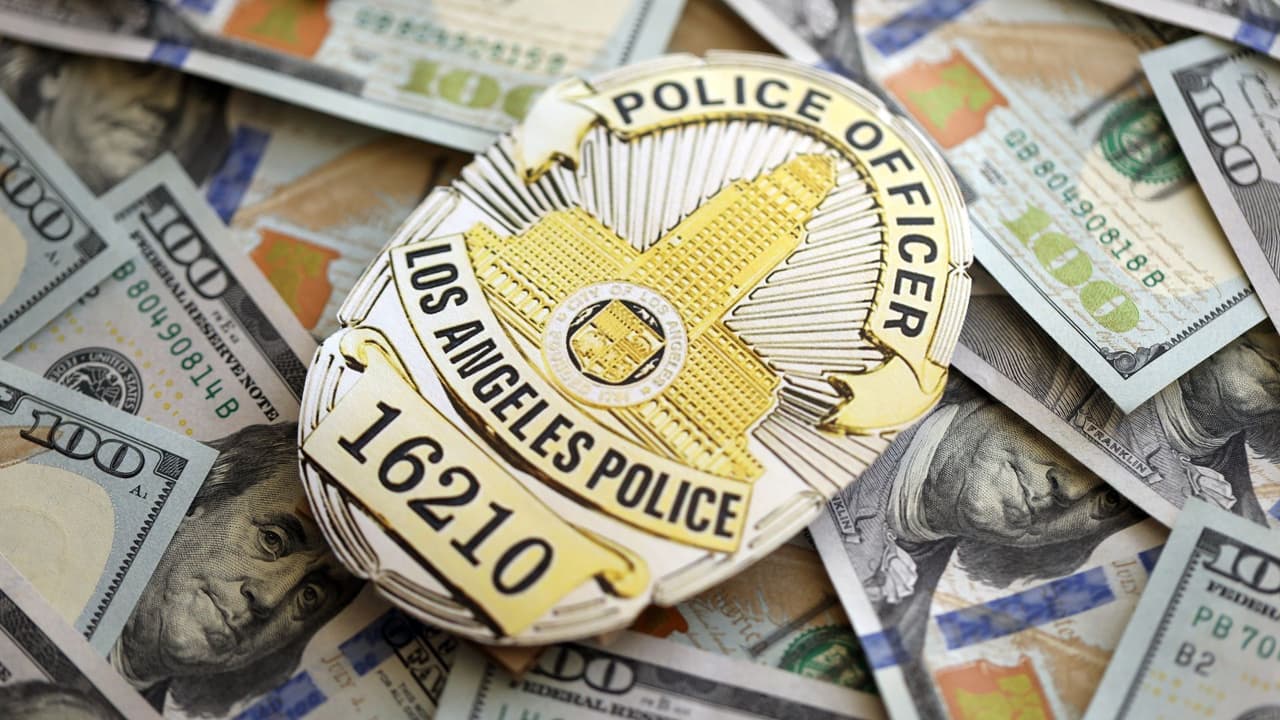 Crisis presupuestaria dejaría sin pago de horas extras a oficiales de LAPD