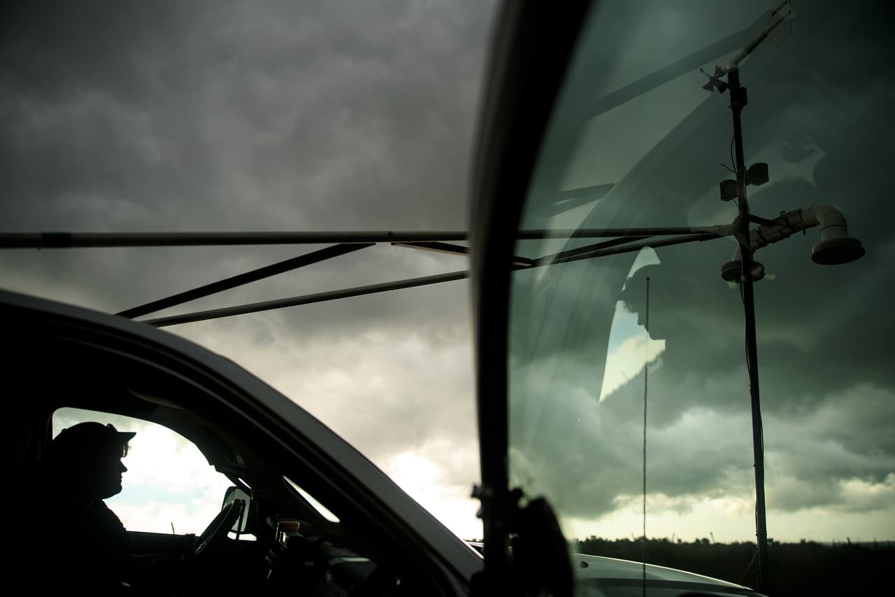 -Las tormentas eléctricas severas son una de las advertencias meteorológicas que indican la llegada de un tornado. Algunas veces llegan acompañadas de lluvia, granizo y vientos de al menos 58 mph (93 km/h)
<br>
<br>-Otros indicadores son: nubes oscuras o con un tono verde. Sonido fuerte como si despegara un avión, nubes oscuras y bajas, polvo girando o escombros en el suelo.