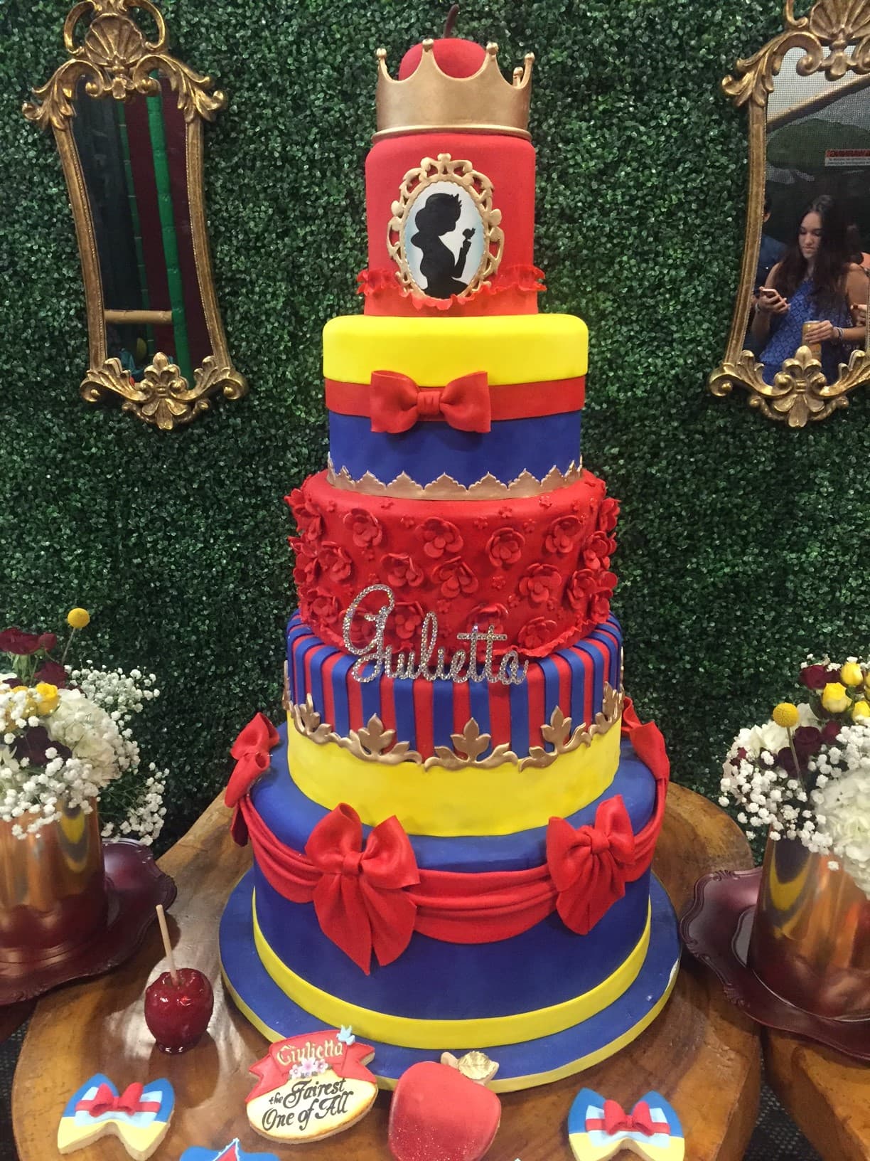 Un pastel digno de una princesa, la corona no podía faltar en el festejo de Giulietta.