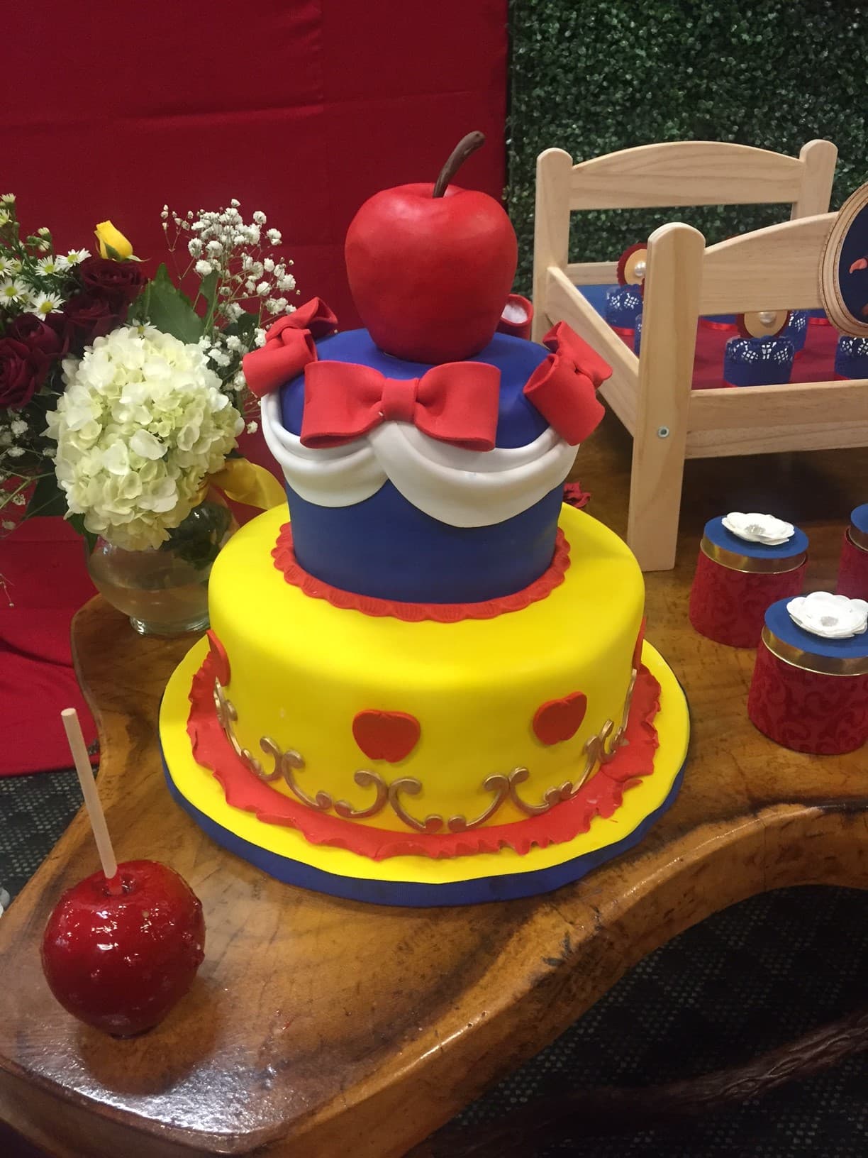 ¿Alguien gusta la manzana de este bello pastel? Los colores amarillo, azul y rojo llenaron de alegría el lugar.