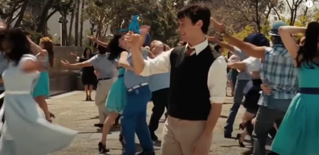En el punto máximo de su enamoramiento se puede ver a Tom bailando en un mini musical. Con toda la intención los personajes que lo rodean están vestidos de color azul, con la intención de dar a entender que Summer se ha convertido en todo lo que él piensa.