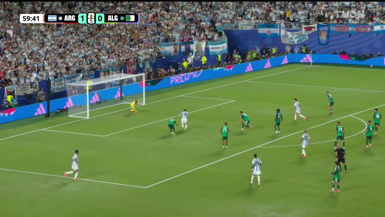 ¡GOL!  anota para Argentina. Lionel Messi