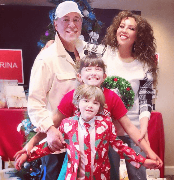 Asimismo, la mexicana Thalía posó junto a su familia conformada por su esposo Tommy Mottola, así como sus hijos Sabrina Sakaë y Matthew Alejandro. "¡A disfrutar de la magia de la Navidad! Amo esta época del año. ¡Felices fiestas, amores míos!", escribió la cantante.