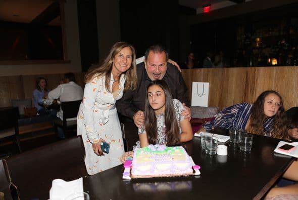 Aquí recordamos el día que la hija de Raúl cumplió 15 años y sus padres la sorpendieron con un convivio junto a sus amigas en un restaurante de Bal Harbour.