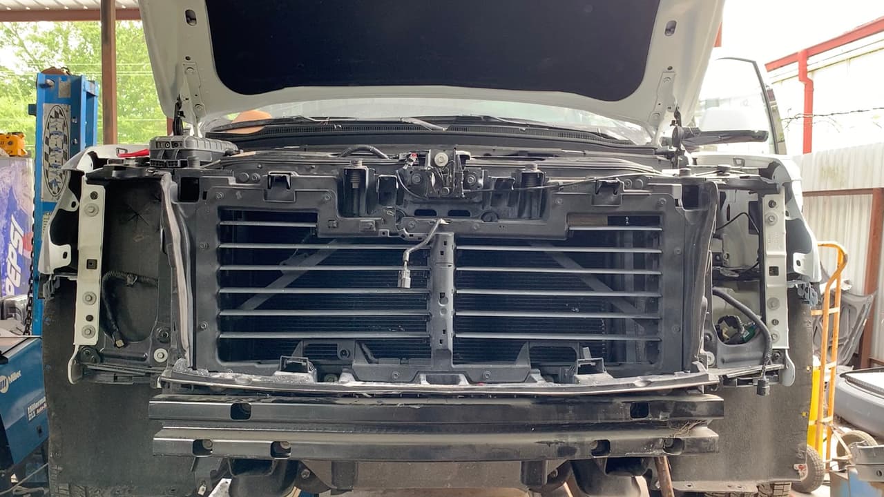 En este taller de Houston un cambio de balatas te cuesta $20 la mano de obra por cada llanta, además del costo de la balata.