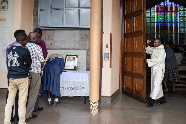 <b>Nairobi, Kenia.</b> Católicos en fila para dejar mensajes en un libro de condolencias por la muerte del papa en la Basílica de la Sagrada Familia. Los líderes africanos destacaron el "legado compasivo" y el "compromiso por la inclusión" del pontífice.