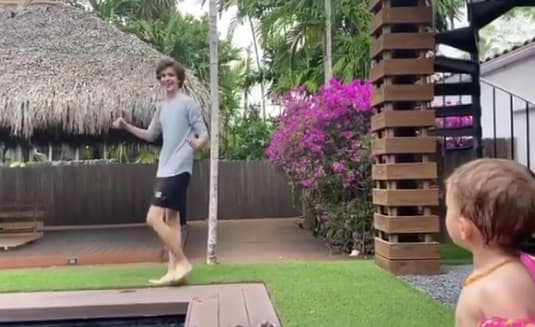 Como hermano mayor, Alex le enseña a Liam cómo hacer piruetas.