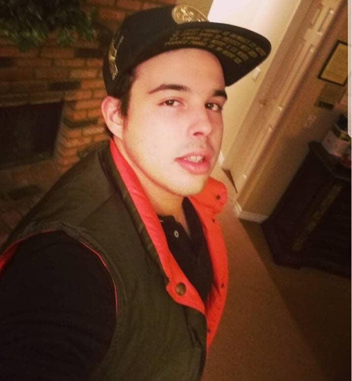 Hay fotos como esta, fechada en diciembre de 2017, en los que él aparece aún
<b><a href="https://www.instagram.com/p/BcxbGV1FyV_/" target="_blank"> sin ningún tatuaje en el cuello o rostro. </a></b>
<br>