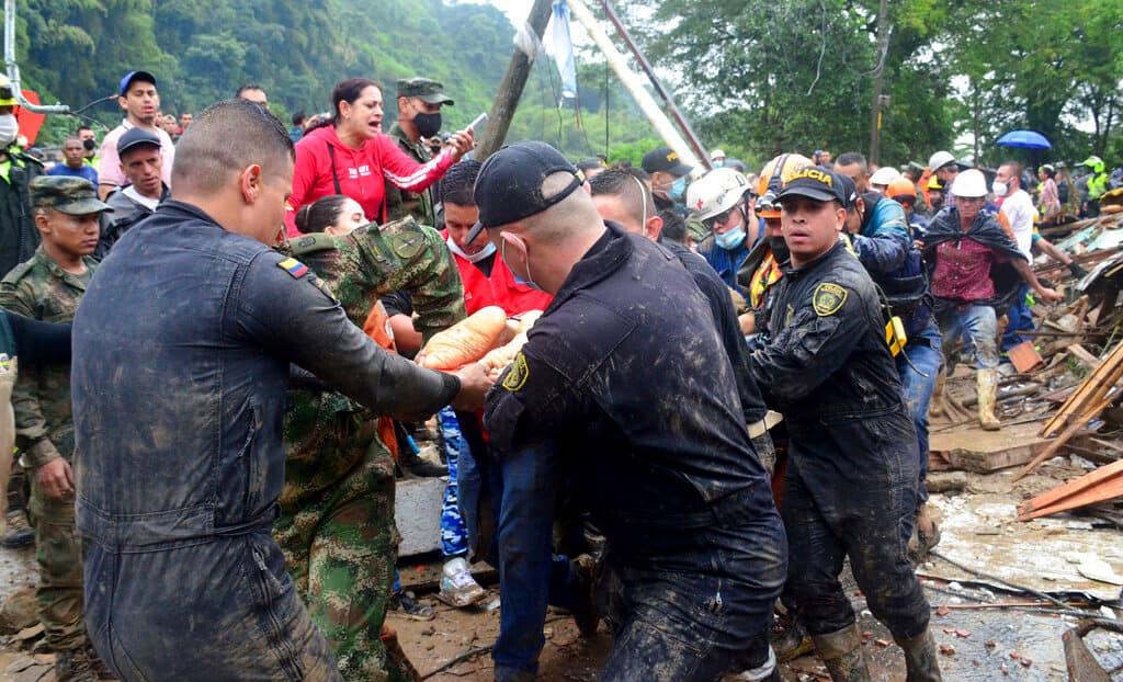 El alcalde de Pereira, Carlos Maya, detalló que ante el peligro de que el talud siga cediendo fueron evacuadas 15 viviendas, al tiempo que pidió a las personas que continúan en el sector salir de allí porque "aún es zona de riesgo".