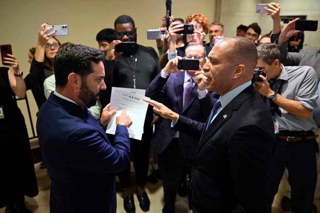 El representante republicano Michael Lawler confronta al líder demócrata en la Cámara Baja, Hakeem Jeffries.
