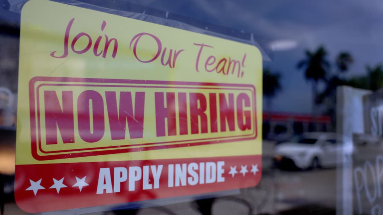 Ley en Florida busca que adolescentes de 14 años puedan trabajar, incluso hasta la medianoche