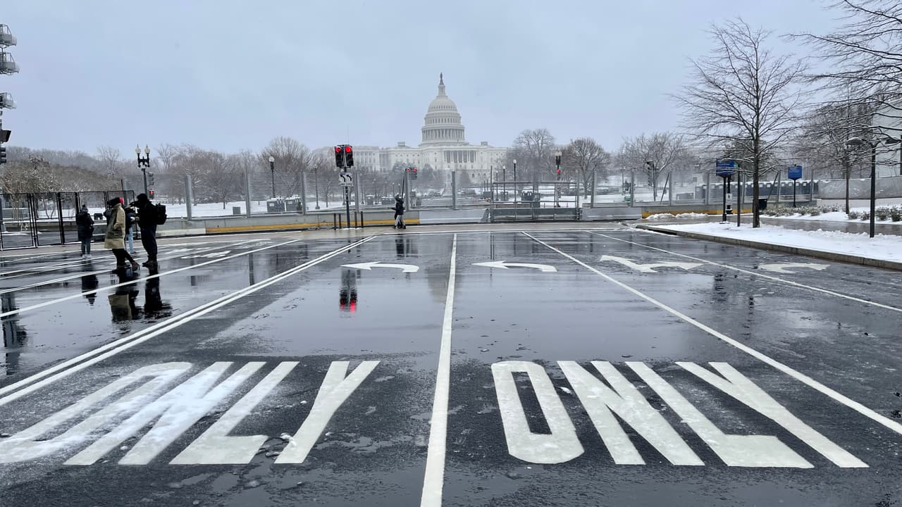 Las calles y avenidas principales de Washington ya han sido limpiadas por los trabajadores municipales para evitar posibles accidentes vehiculares, pero la nieve sigue cayendo durante el domingo y se espera que continúe de manera más suave hasta la medianoche del lunes.
