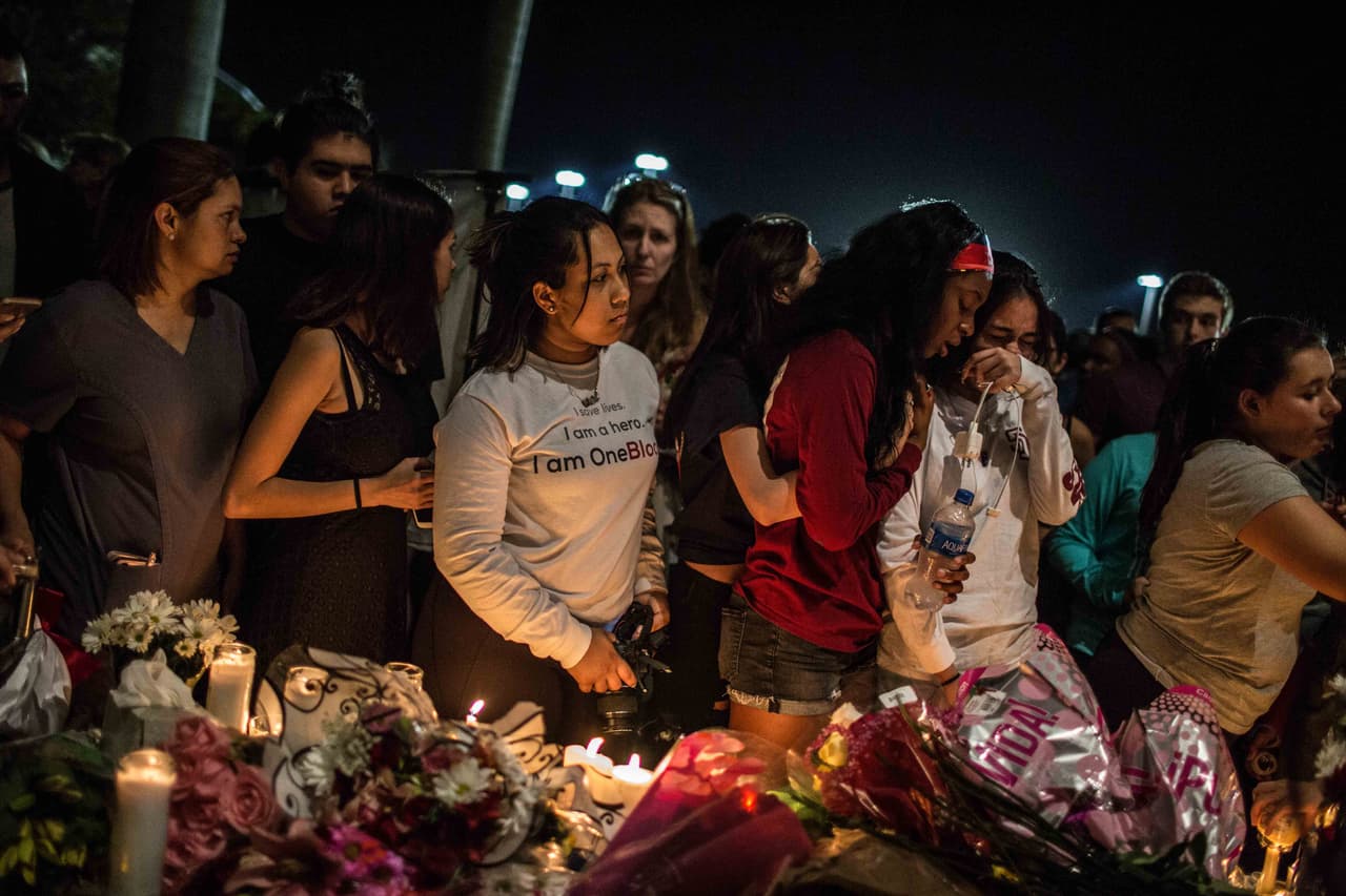 La tensión y el silencio de las primeras horas se convirtió en lágrimas, recuerdos e incluso sonrisas al compartir el pesar con amigos de la escuela secundaria
